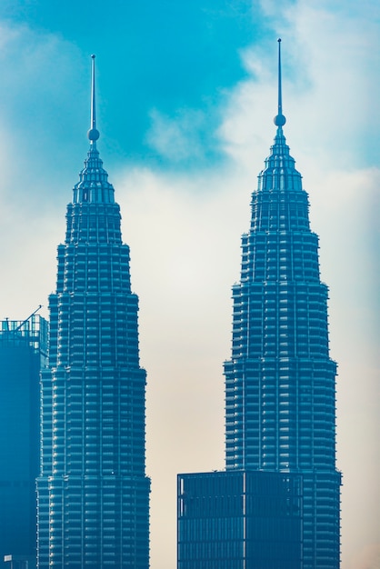 Petronas twin towers (liefkozend als klcc) en de omliggende gebouwen tijdens zonsondergang gezien vanuit de skybar