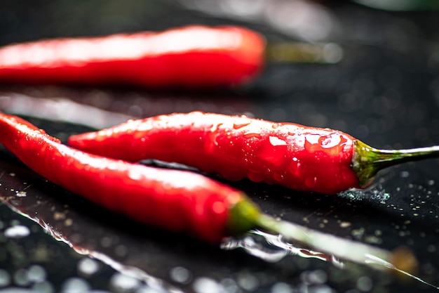 Peulen met hete chilipepers op tafel