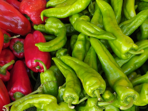 Peulen van rode en groene paprika Bekijk van bovenaf