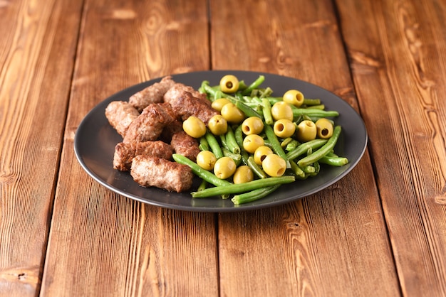 Peultjes en gebakken Turkse schnitzels