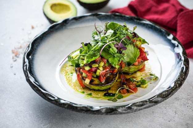 Peulvruchten en noten eten Veganistisch eten gezonde verse groenten salade met kopieerruimte Bovenaanzicht