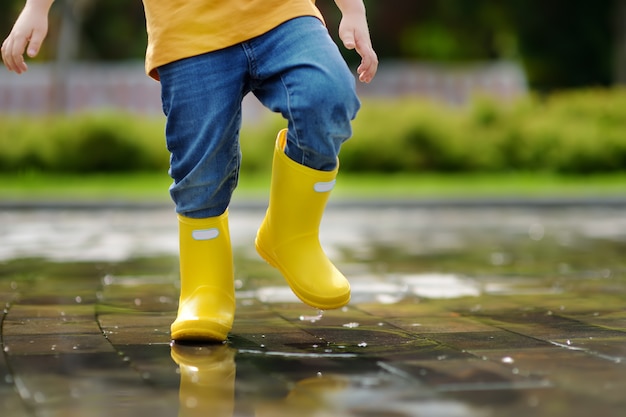 Peuter die in pool van water bij de de zomer of de herfstdag springt