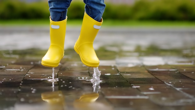 Peuter die in pool van water bij de de zomer of de herfstdag springt