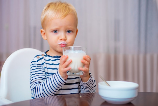 Peuter gezonde voeding. Melk drinken. Kind houdt glas melk vast.