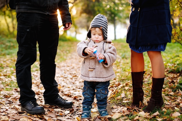 Peuter jongen met zijn ouders in de natuur