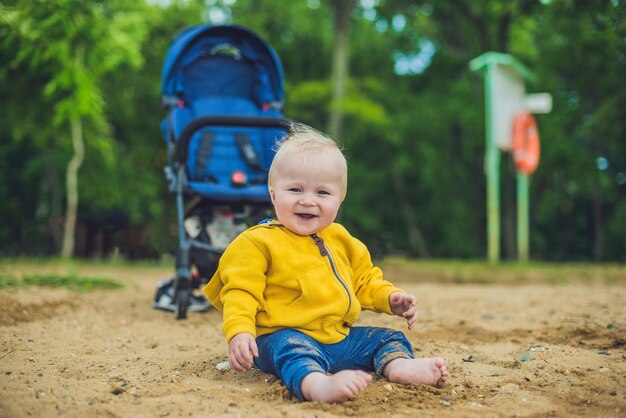 Peuter jongen spelen met zand op het strand ontwikkeling van fijne motoriek.