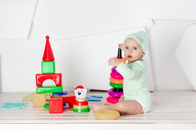 Peuter spelen met kleurrijke blokjes in de kinderkamer thuis, het concept van ontwikkeling en vrije tijd van peuters