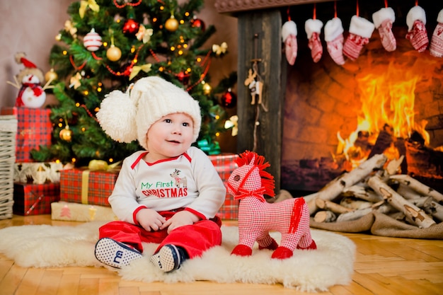 Peuter zitten in een kerst interieur