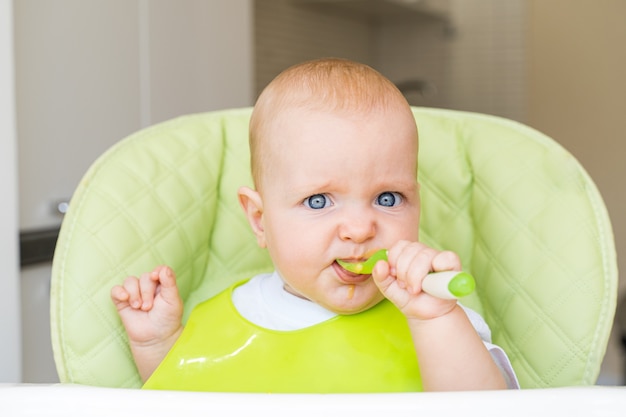 peuter zittend in een hoge stoel en eet