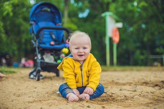 Peuterjongen die met zand op het strand speelt ontwikkeling van fijne motoriek