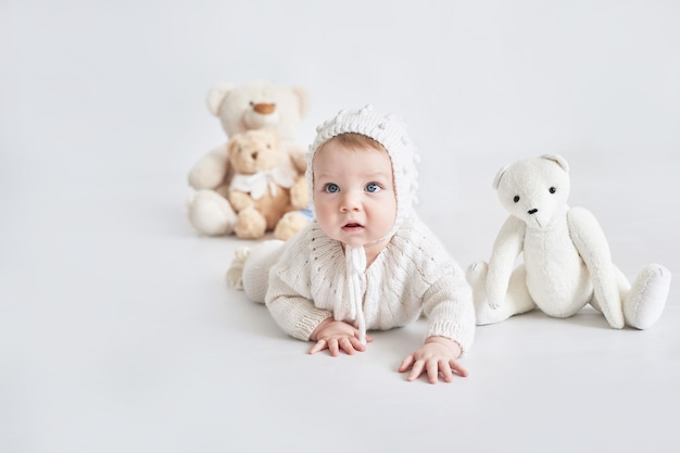 Peuterjongen op witte achtergrond Kind met speelgoed Gelukkige verjaardagsviering Gelukkige moederdag Kinderdag