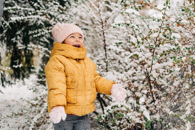 Peutermeisje blij met sneeuwdag in de winter. buiten spelen op kerstvakantie