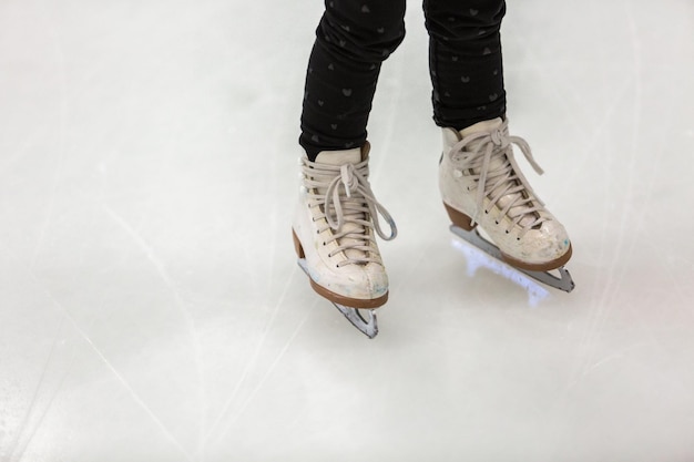 Peutermeisje dat leert schaatsen in de ijsarena van de deur.