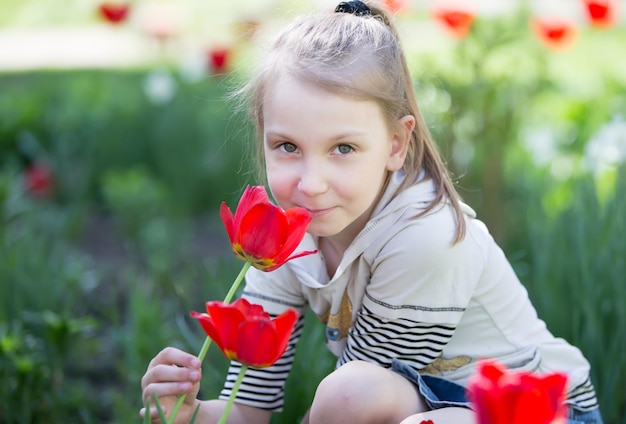 Peutermeisje met tulpen Ruik de bloemen