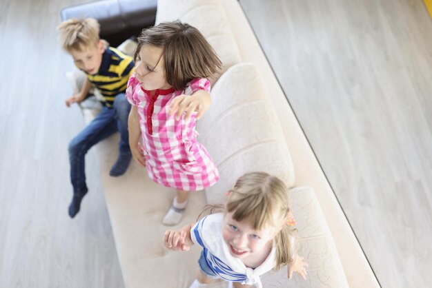 Peuters dansen binnen op de bank