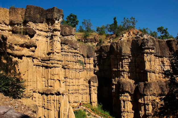 Pha Chor canyon kliffen in jungle wild bos van Mae Wang National Park voor Thaise mensen en buitenlandse reizigers reizen bezoek en trekking wandelen op trailing natuurpark in Doi Lo in Chiang Mai Thailand