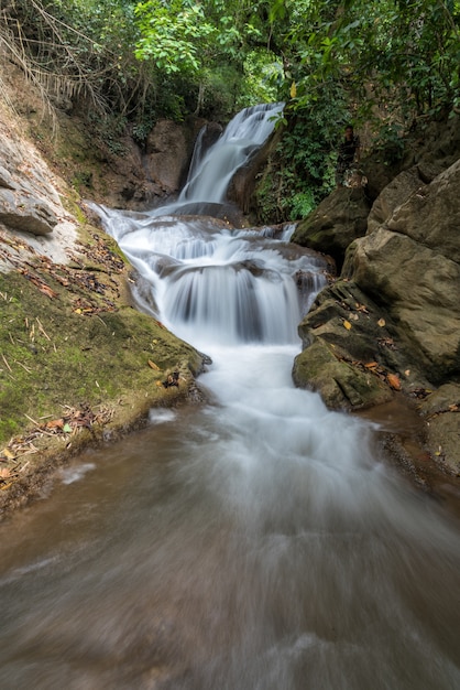 Foto pha-tak-waterval in diep regenwoud bij het nationale park van khao laem