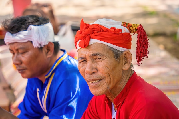 Phan Thiet City VIETNAM 2022년 9월 2일 2명의 전통적인 참 남자 참 사람들은 베트남의 소수 민족 중 하나이며 참파 사람들이라고도 합니다. 여행 개념