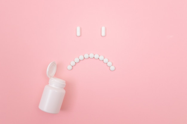 Foto pharma schaadt droevig smileygezicht gemaakt van witte pillen