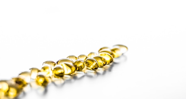 Marchio farmaceutico e concetto scientifico pillole di vitamina d e omega d'oro per una dieta sana nutr...