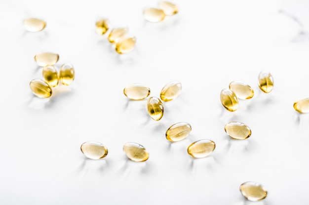 Фармацевтический брендинг и научная концепция витамин d и золотые омега-таблетки для здорового питания нутри ...