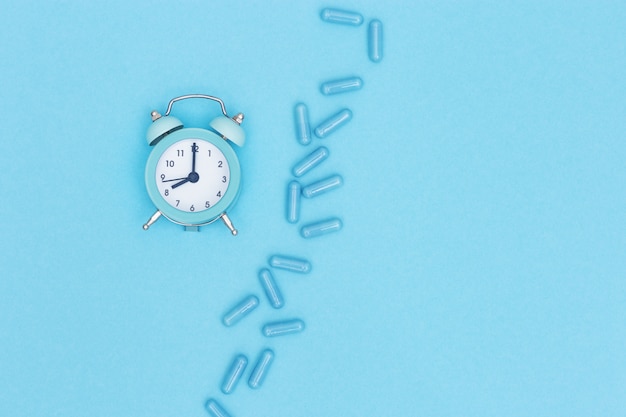 Foto pillole, capsula e orologio della medicina farmaceutica