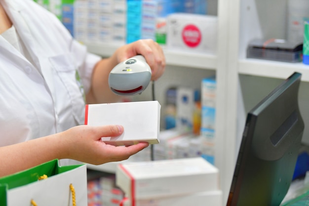 Foto codice a barre di scansione del farmacista della droga della medicina in una farmacia della farmacia.