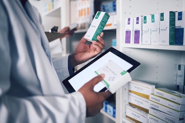 Foto compressa e mani del farmacista per la scatola di ispezione dell'inventario o il farmaco sullo scaffale della farmacia uomo medico o professionista sanitario che controlla le pillole o la medicina per la conservazione in farmacia