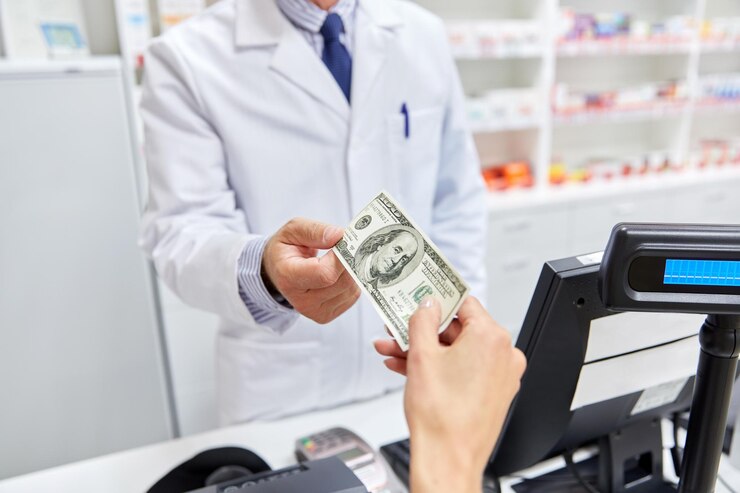 Photo 薬局で顧客からお金を取る薬剤師