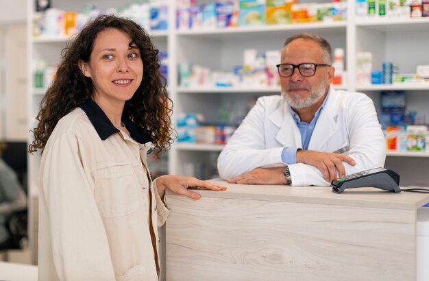 Foto farmacista al lavoro