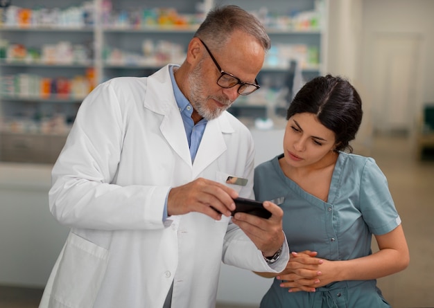 Foto farmacista al lavoro