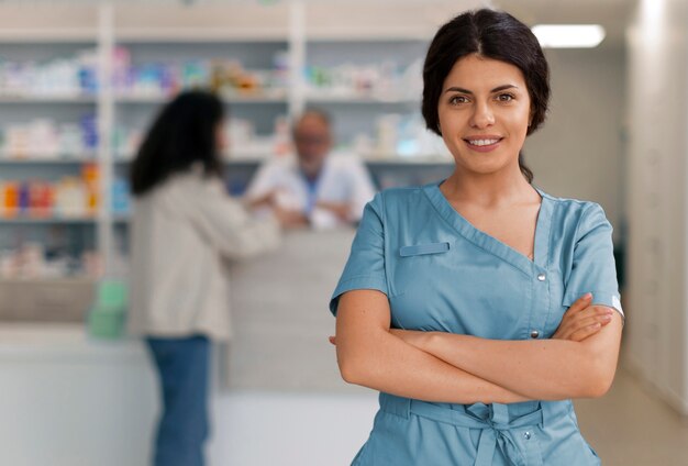 Foto farmacista al lavoro