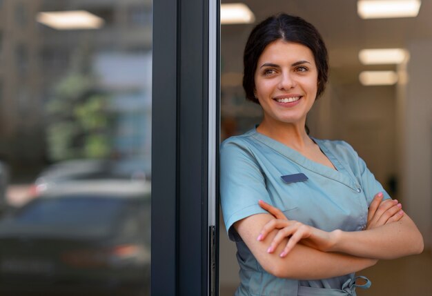 Foto farmacista al lavoro