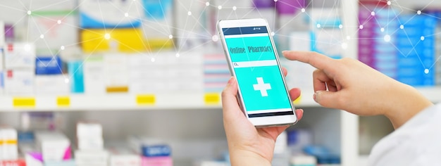 Foto farmacista che utilizza uno smartphone mobile per la barra di ricerca in mostra nella farmacia della farmacia