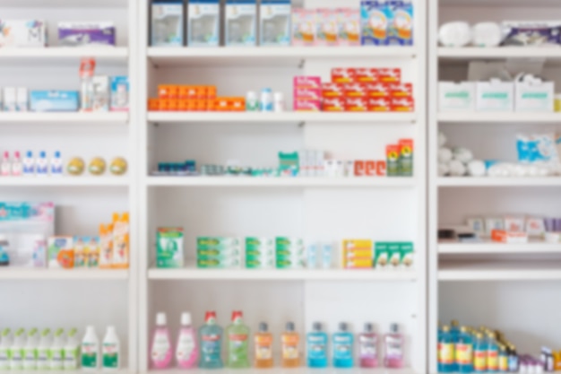 薬局ドラッグストアは、棚の上の医学とヘルスケア製品で抽象的な背景をぼかします