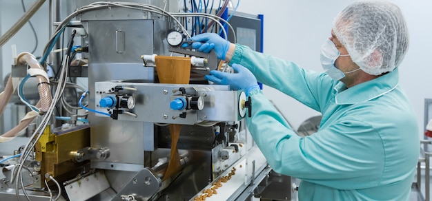 Photo pharmacy industry factory man worker in protective clothing in sterile working conditions