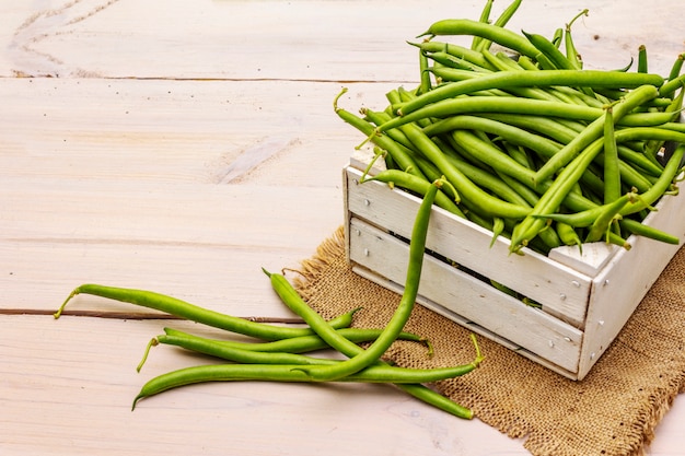 Phaseolus vulgaris, groene bonen of bruine bonen in houten kist