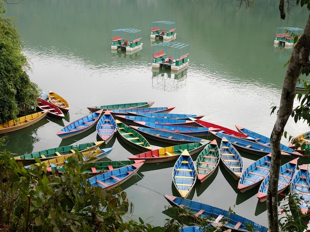 Phewa Tal of Fewa Zoetwatermeer bij Pokhara van Gandaki Pradesh in Nepal