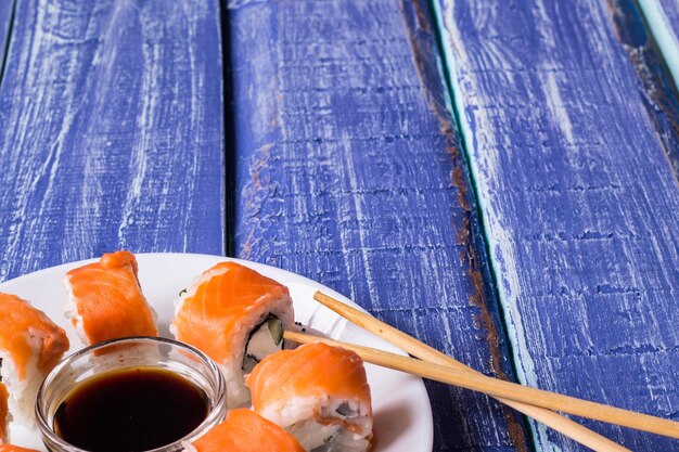 Philadelphia Maki Sushi gemaakt van verse rauwe zalm, roomkaas en komkommer met sojasaus