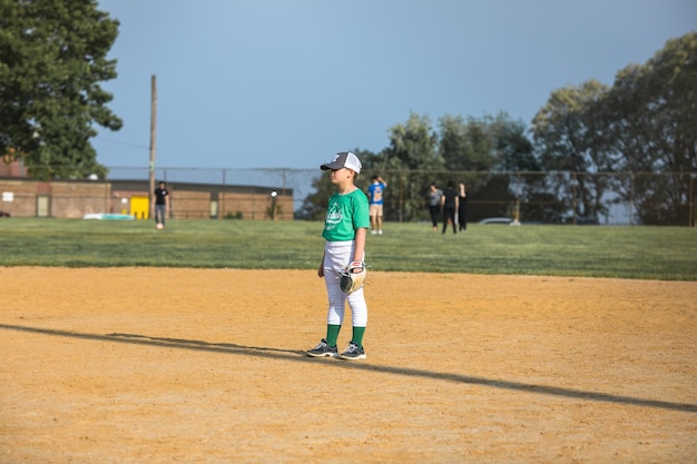 Filadelfia pennsylvania usa maggio 2023 giocatori di baseball in azione sulla pastella di baseball dello stadio in attesa di colpire la palla