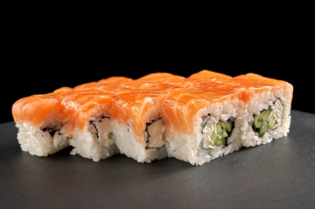 Philadelphia roll bedekt met verse zalm.