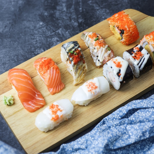 Philadelphia roll sushi met zalm garnaal avocado roomkaas Sushi menu Japans eten