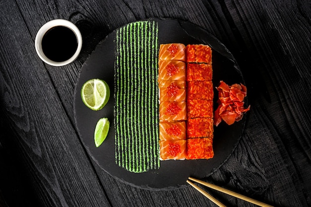 Philadelphia roll sushi met zalm komkommer roomkaas sushi menu Japans eten