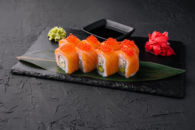 Philadelphia roll sushi met zalm op een donkere achtergrond