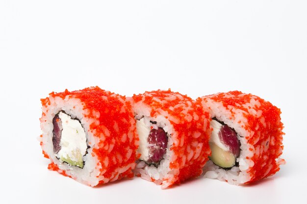 Philadelphia roll sushi rolt geïsoleerd op wit