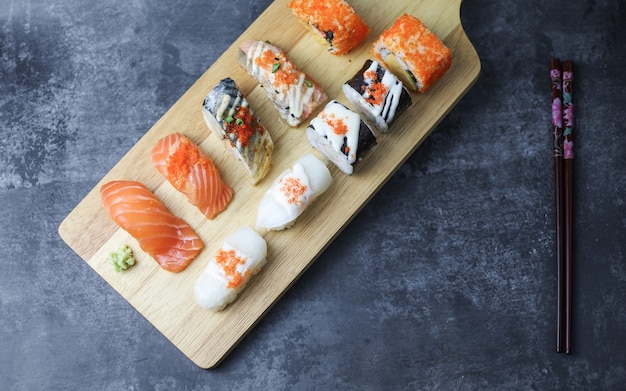Rotolo di philadelphia sushi con salmone, gamberi e avocado, crema di formaggio, menu di sushi, cibo giapponese
