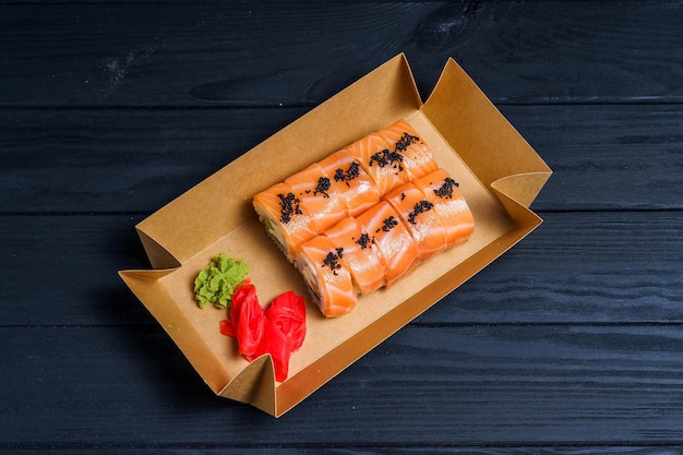 Philadelphia Sushi Roll gemaakt van verse zalm, avocado en roomkaas van binnen Traditionele Japanse keuken Maaltijdbezorgservice