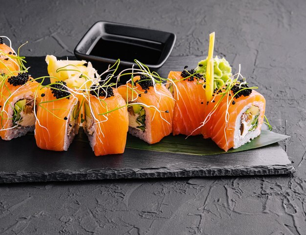 Foto philadelphia sushi roll op zwart bord