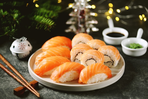 Philadelphia zelfgemaakte sushi-broodjes en nigiri-sushi met wilde zalm,