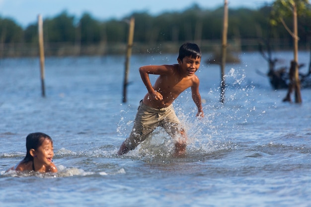 Filippine cebu island, i bambini filippini possono divertirsi in mare